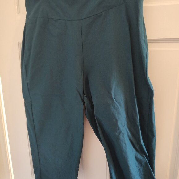 Women's Stretch Pull On Twill Capri Shorts - Picture 4 of 4